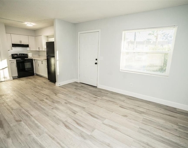 11314 N 52nd Street - Photo Thumbnail 5