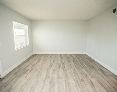 11314 N 52nd Street - Photo Thumbnail 3