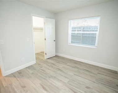 11314 N 52nd Street - Photo Thumbnail 13