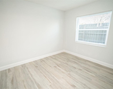 11314 N 52nd Street - Photo Thumbnail 27