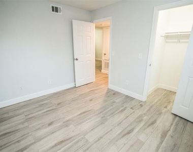 11314 N 52nd Street - Photo Thumbnail 15