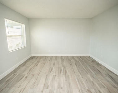 11314 N 52nd Street - Photo Thumbnail 1