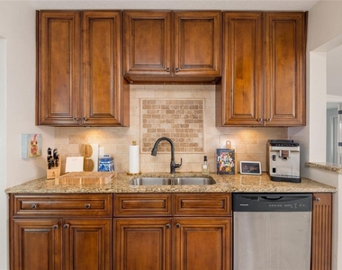 2407 S Harold Avenue - Photo Thumbnail 9
