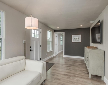 4036 Sunray Drive - Photo Thumbnail 3