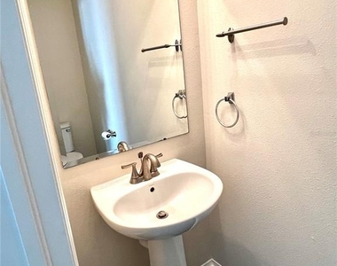 18916 Randall Place - Photo Thumbnail 11