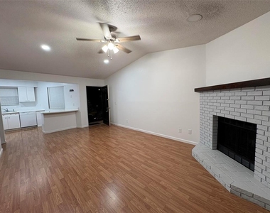 1724 Foxhall Circle - Photo Thumbnail 2