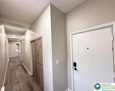 202 N 6th Street - Photo Thumbnail 3