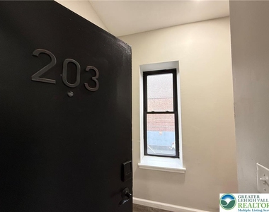 202 N 6th Street - Photo Thumbnail 2