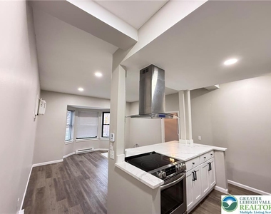 202 N 6th Street - Photo Thumbnail 4