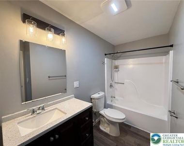 202 N 6th Street - Photo Thumbnail 8