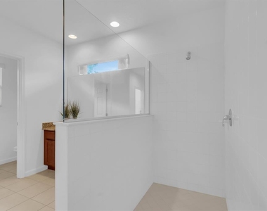 2943 Casabella Drive - Photo Thumbnail 13