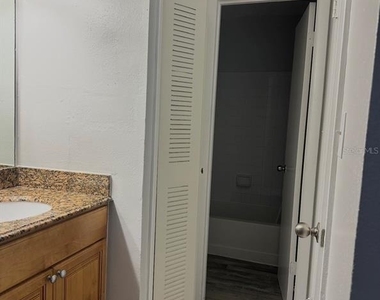 224 Afton Square - Photo Thumbnail 9