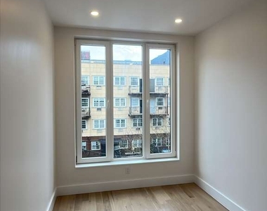 105 Moore Street - Photo Thumbnail 3