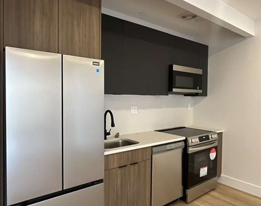 105 Moore Street - Photo Thumbnail 4