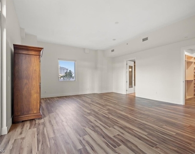 360 E Desert Inn Road - Photo Thumbnail 21