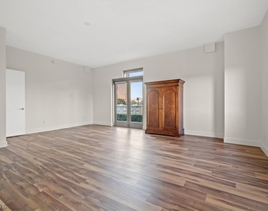 360 E Desert Inn Road - Photo Thumbnail 23