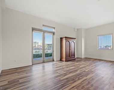 360 E Desert Inn Road - Photo Thumbnail 22