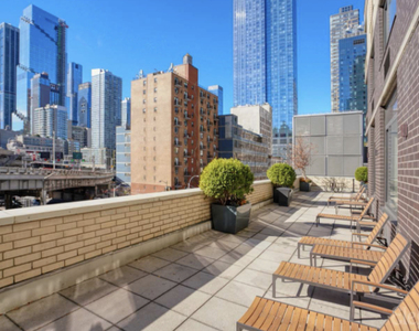  West 42nd Street - Photo Thumbnail 2