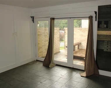 900 N Austin Street - Photo Thumbnail 3