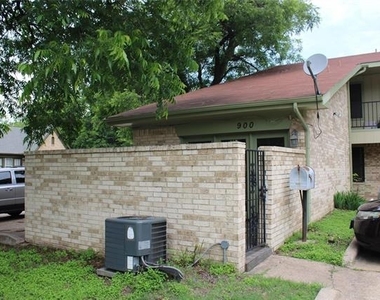 900 N Austin Street - Photo Thumbnail 2