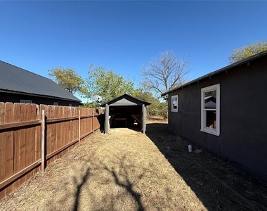 705 E 9th Street - Photo Thumbnail 7