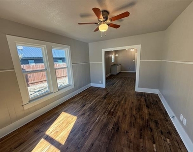 705 E 9th Street - Photo Thumbnail 18