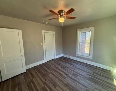 705 E 9th Street - Photo Thumbnail 21