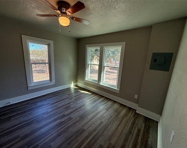 705 E 9th Street - Photo Thumbnail 20