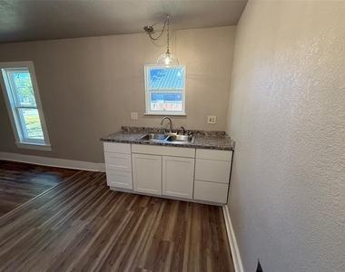 705 E 9th Street - Photo Thumbnail 14