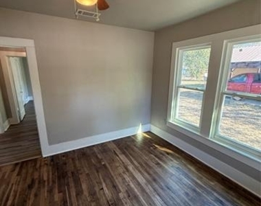 705 E 9th Street - Photo Thumbnail 27