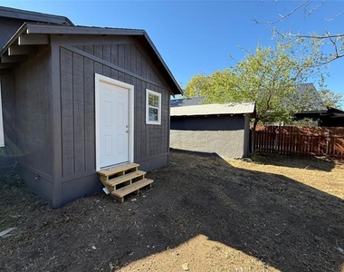 705 E 9th Street - Photo Thumbnail 6