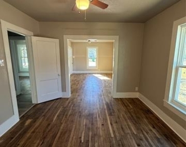 705 E 9th Street - Photo Thumbnail 17