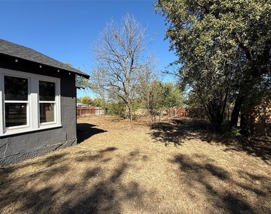 705 E 9th Street - Photo Thumbnail 3