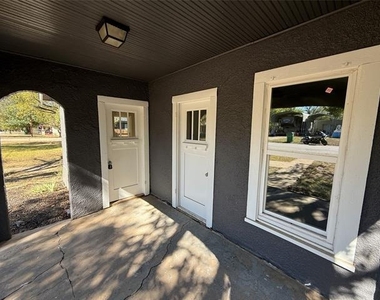705 E 9th Street - Photo Thumbnail 10