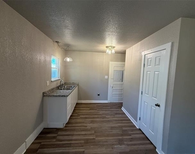 705 E 9th Street - Photo Thumbnail 16