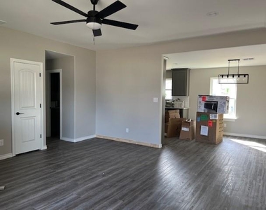 201 N Pecan Street - Photo Thumbnail 1