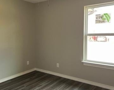 201 N Pecan Street - Photo Thumbnail 5