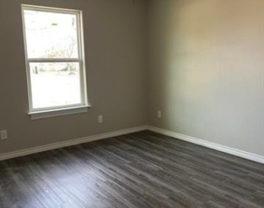 201 N Pecan Street - Photo Thumbnail 6