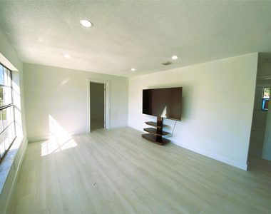 320 Nw 4th Avenue - Photo Thumbnail 3