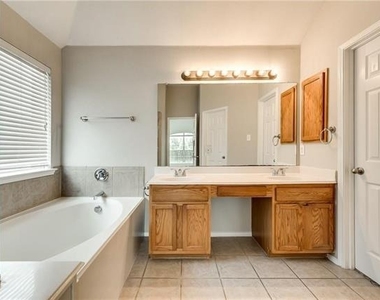 409 Knoll Park Court - Photo Thumbnail 21
