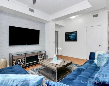 300 W 5th Street - Photo Thumbnail 12