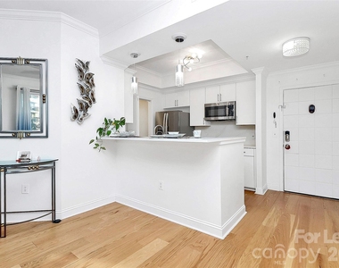 300 W 5th Street - Photo Thumbnail 3
