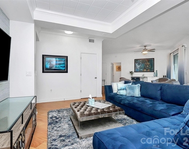 300 W 5th Street - Photo Thumbnail 14