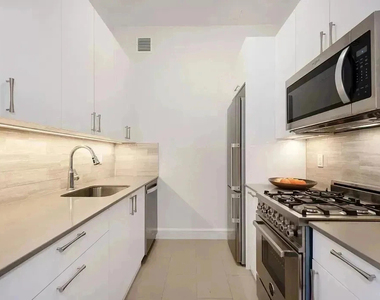 110 Greenwich Street - Photo Thumbnail 6