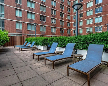 400 West 37th Street - Photo Thumbnail 5