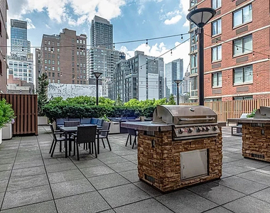 400 West 37th Street - Photo Thumbnail 4