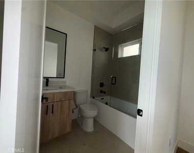 5044 Laurel Canyon Boulevard - Photo Thumbnail 6