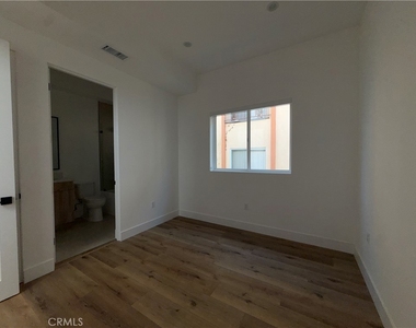 5044 Laurel Canyon Boulevard - Photo Thumbnail 5