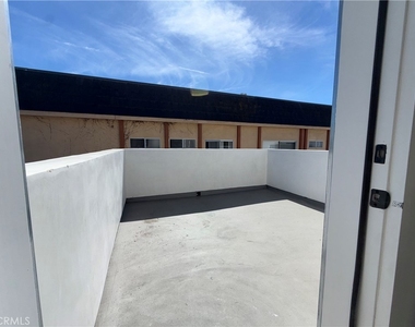 5044 Laurel Canyon Boulevard - Photo Thumbnail 10