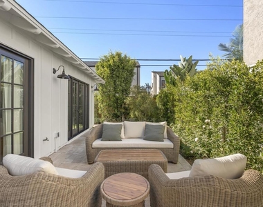 210 Estrella St - Photo Thumbnail 13